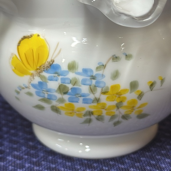 Fenton silvercrest signed white vase ruffled edge floral and butterfly design 4” - Picture 2 of 7